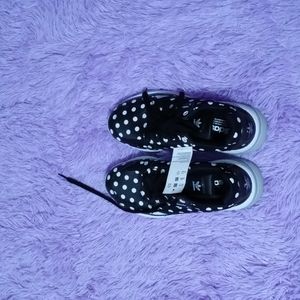 Adidas black and white polk-a-dot shoes